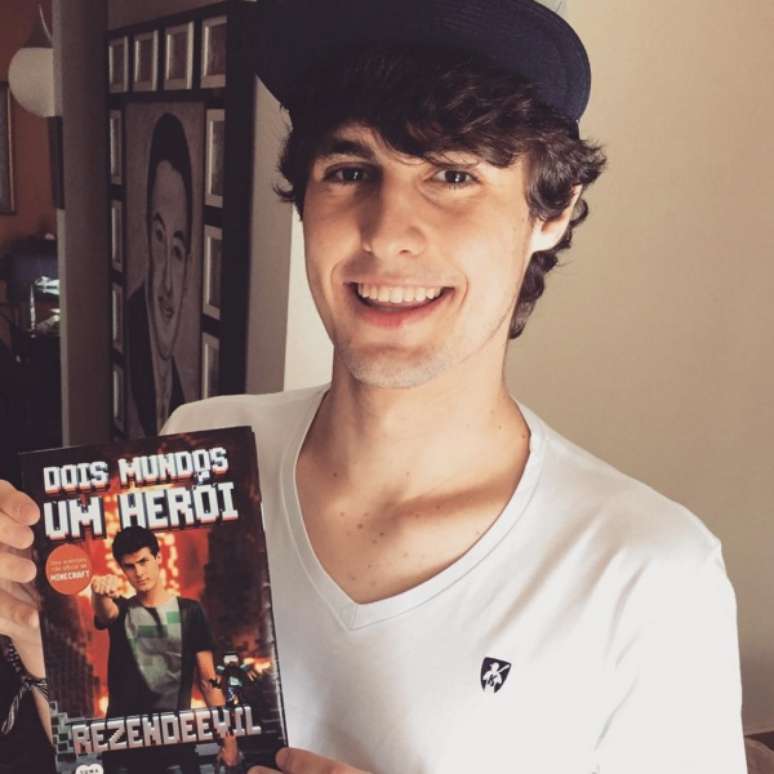 O sucesso do canal foi tanto que Rezende lançou recentemente o livro Dois mundos, Um herói, com suas histórias inventadas