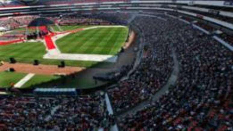 Funeral de Bolaños reuniu milhares de pessoas no estádio Azteca, na Cidade do México