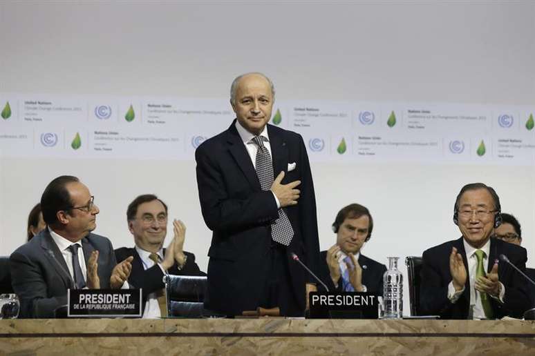  Laurent Fabius (C), ministro franc&ecirc;s dos Neg&oacute;cios Estrangeiros e presidente da COP21