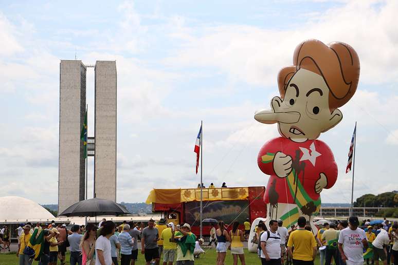 Protesto pede o impeachment da presidente do Brasil, Dilma Rousseff, em frente ao Congresso Nacional, em Brasília, DF, neste domingo (13).