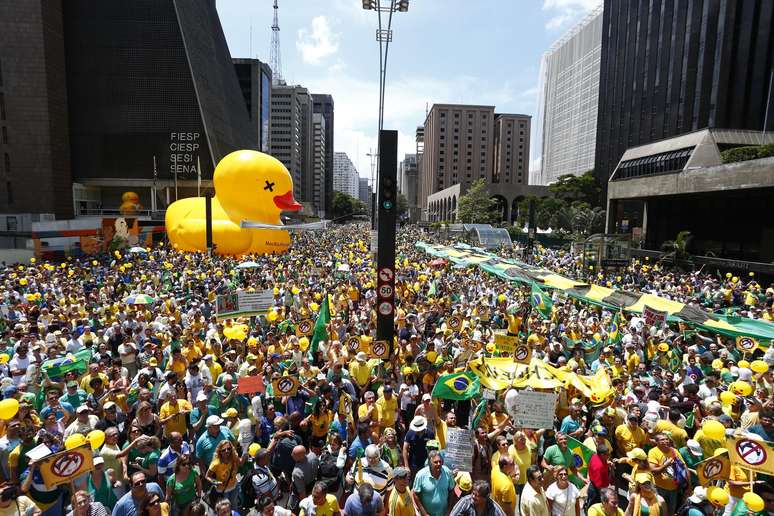 Protesto pede o impeachment da presidente do Brasil, Dilma Rousseff, na Avenida Paulista em S&atilde;o Paulo, SP, neste domingo (13).