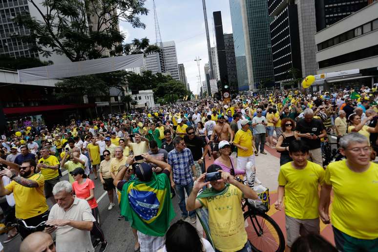 Protesto pede o impeachment da presidente do Brasil, Dilma Rousseff, na Avenida Paulista em São Paulo, SP, neste domingo (13).
