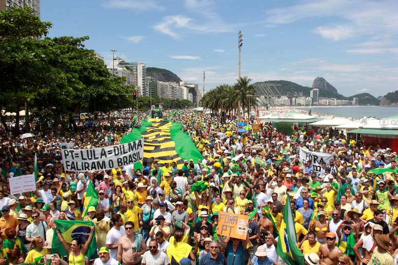 Protesto pede o impeachment da presidente do Brasil, Dilma Rousseff, na Avenida Atlântica, no Bairro de Copacabana, no Rio de Janeiro, RJ, neste domingo (13)