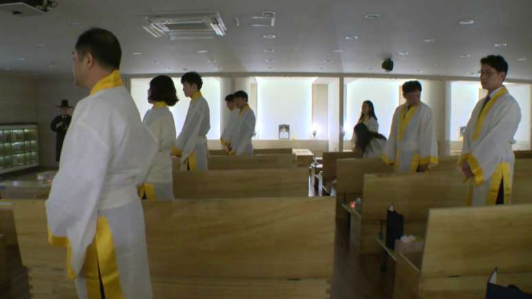 Neste experimento, funcion&aacute;rios entram em caix&otilde;es, que s&atilde;o fechados por um 'Anjo da Morte'