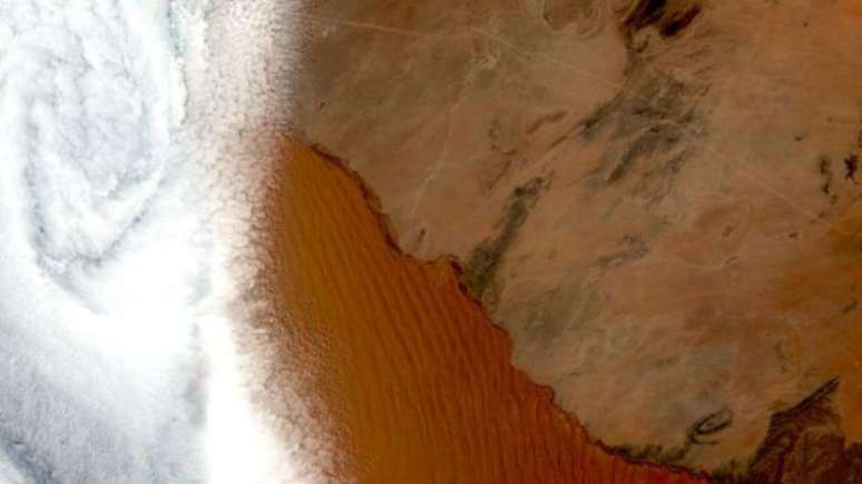 A cidade de Swakopmund está coberta por nuvens na imagem, mas as dunas do deserto da Namíbia estão visíveis. O Sentinel-2a irá operar também com uma plataforma adicional, permitindo maior chance de observações diretas do solo 