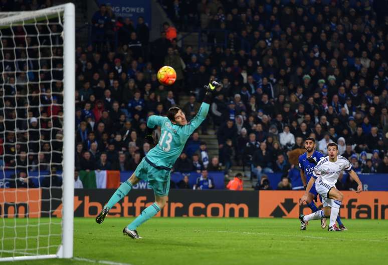 Mahrez chuta para marcar um dos gols da vitória do Leicester sobre o Chelsea
