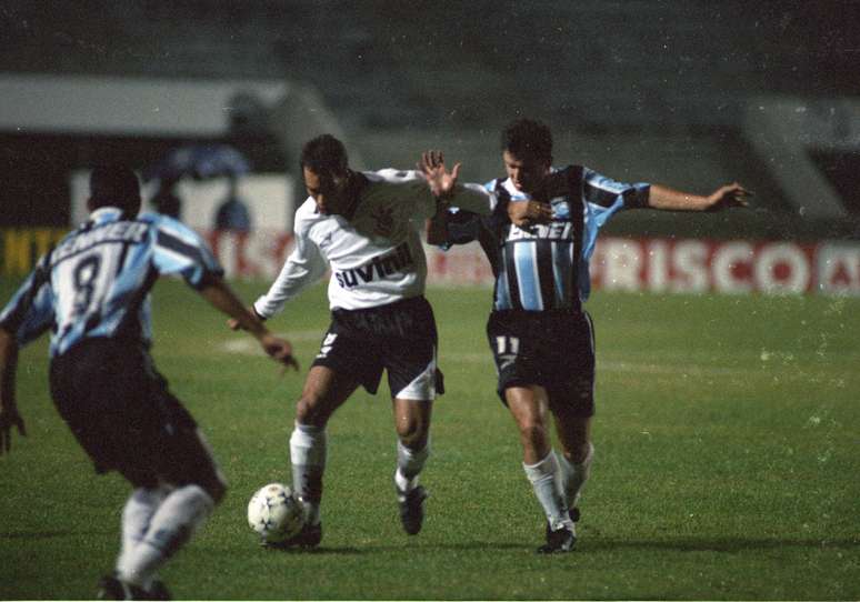 Edmundo durante a primeira partida contra o Grêmio, válida pelas quartas de final da Copa Libertadores da América 1996
