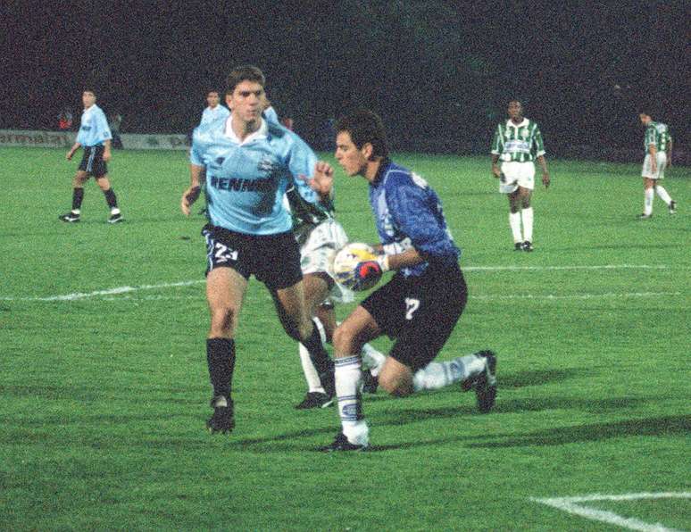 Murilo, goleiro do Grêmio, e Scheidt durante partida contra o Palmeiras nas Libertadores de 1995