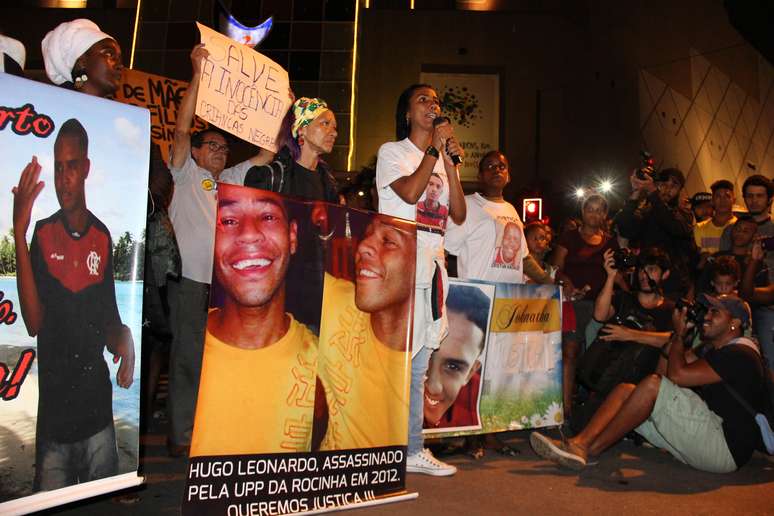 Protesto na cidade do Rio de Janeiro no início do mês cobrou punição pela morte dos 5 jovens fuzilados por policiais militares na zona norte da capital carioca.