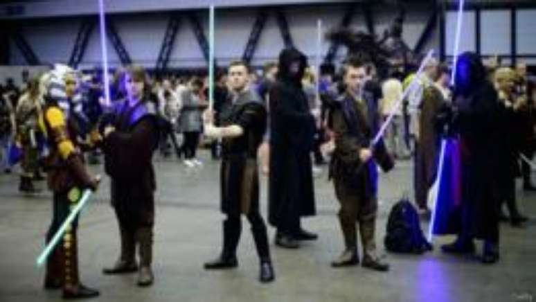 Fãs vestidos como Jedis na última Comic Con em Londres