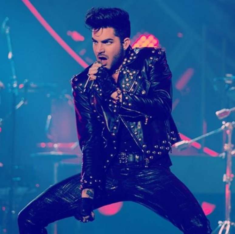 Adam Lambert em apresenta&ccedil;&atilde;o com a banda Queen