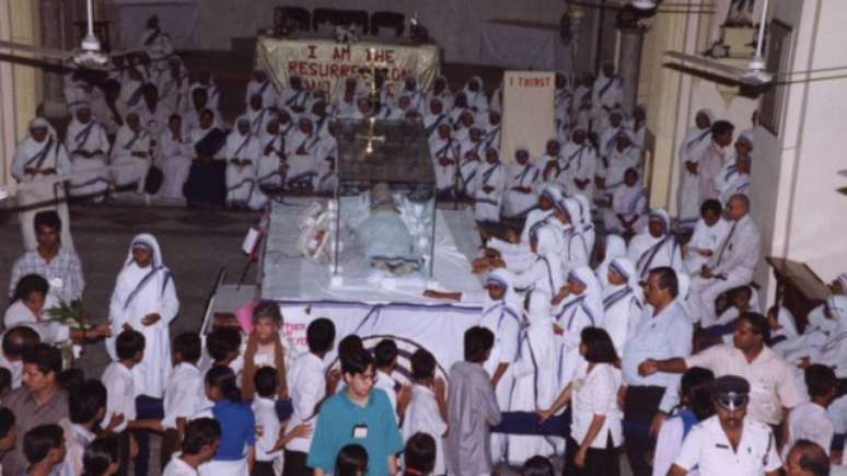 Funeral de Madre Teresa, em 1997, foi acompanhado por milhares de fiéis, além de chefes de Estado e governantes de todo o mundo