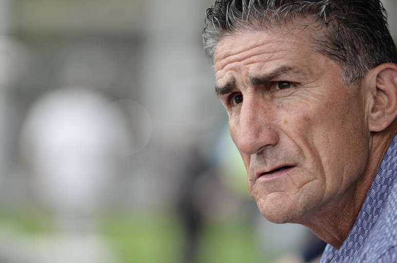 Edgardo Bauza analisa nomes de jogadores que negociam com o São Paulo