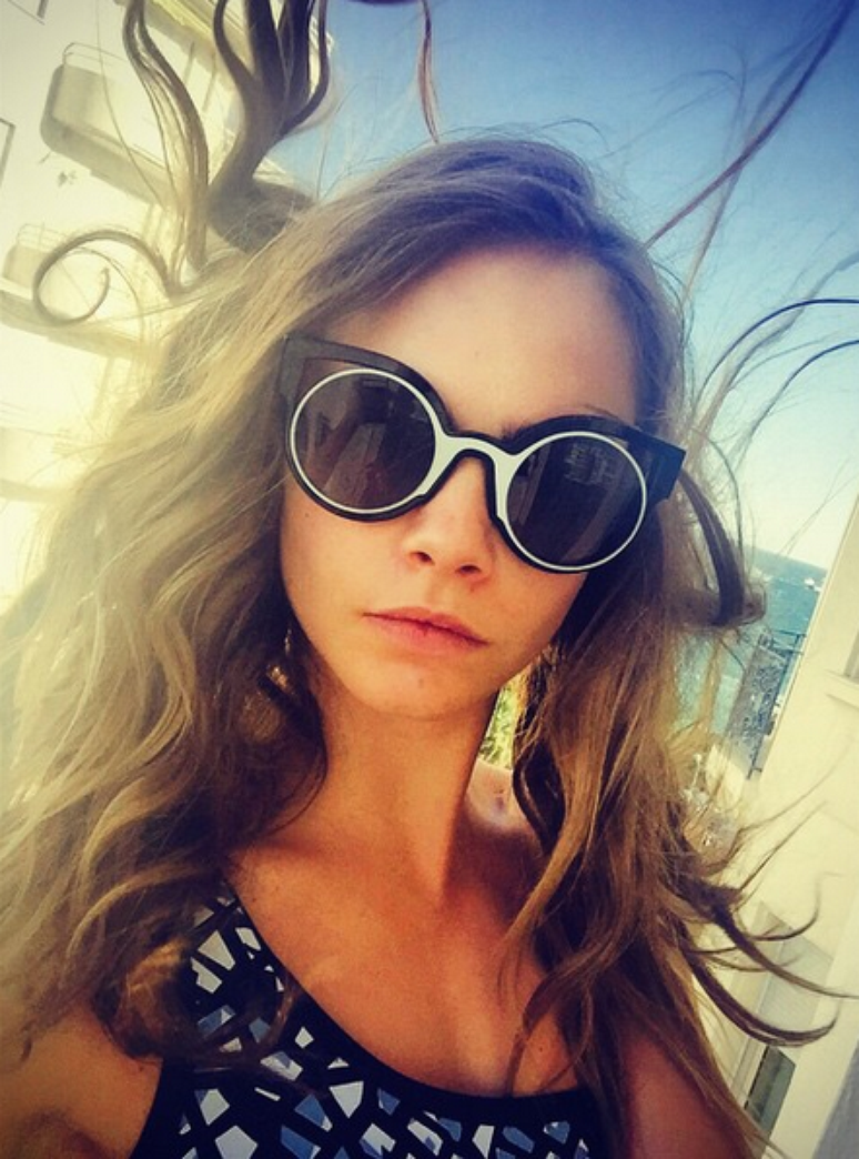 Cara postou esta foto em Cannes e agradeceu à marca Fendi pelos óculos