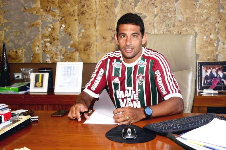 Diego Souza assina contrato com Fluminense