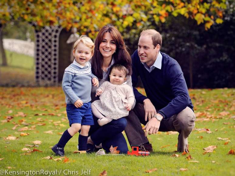 William e Kate posaram com os filhos em outubro no jardim do palácio de Kensington
