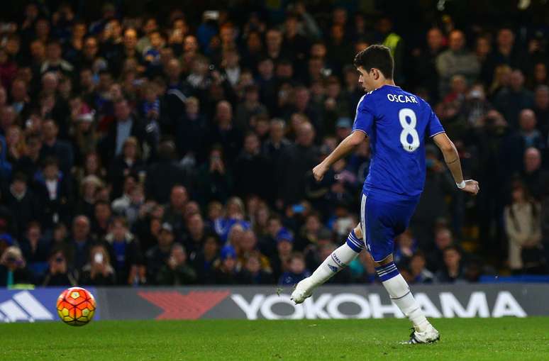 Oscar, em cobrança de pênalti, marcou o 3º gol do Chelsea
