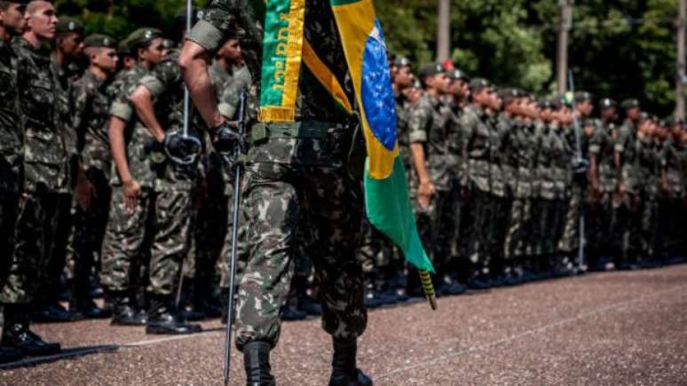 Exército afirma que "profissão militar exige vigor físico (...) e que determinadas patologias podem impedir atividades obrigatórias e trazer risco para a saúde do próprio militar."