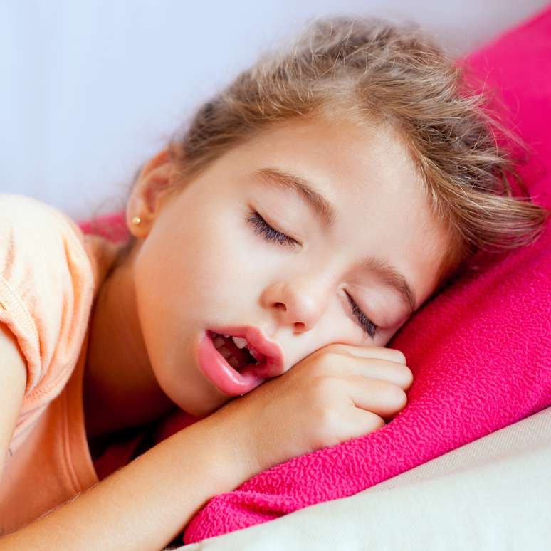 Em contraste, crianças que não dormem o suficiente estão expostas a maiores riscos de lesões, hipertensão, obesidade e depressão
