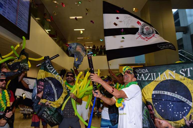 F&atilde;s levaram bandeira do Corinthians, time de cora&ccedil;&atilde;o de Mineirinho, ao aeroporto