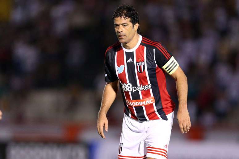 O ex-jogador Ra&iacute; atuando durante partida festiva entre Botafogo-SP e Comercial-SP