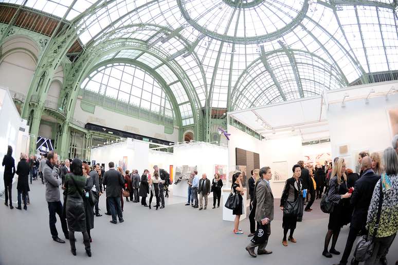 Público visita exposição de arte no Grand Palais, na França