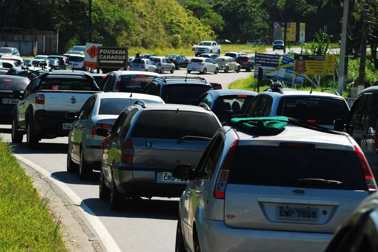 Trânsito congestionado na Rodovia Rio-Santos, sentido Ubatuba, na altura de Caraguatatuba (SP), na manhã deste sábado (26). 