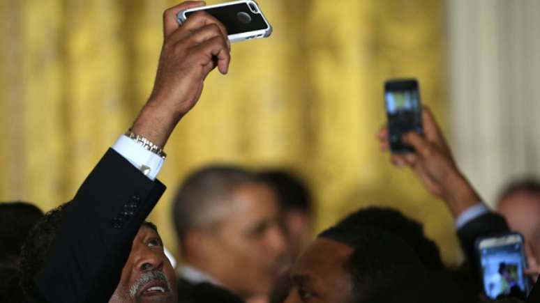 Convidado da Casa Branca tira fotografia selfie perto do presidente americano Barack Obama