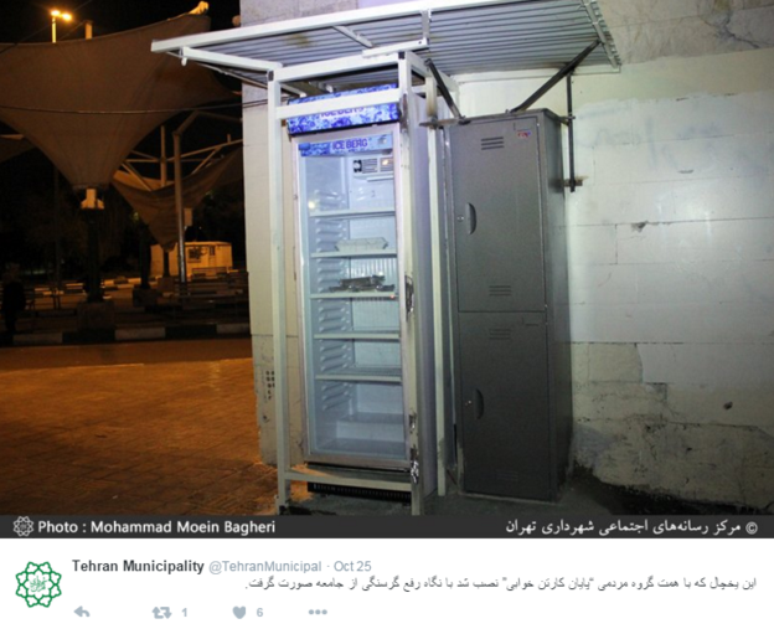 Uma das geladeiras deixadas nas ruas de Teerã com comida para os sem-teto