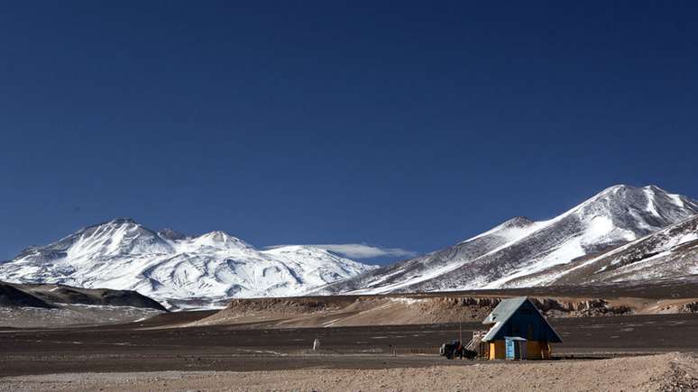 Este é o refúgio Murray, onde a equipe esperou o tempo na região melhorar. Muito dos picos com mais de 5.000 m nunca escalados dos Andes ficam vizinhos ao vulcão Ojos Del Salado, 6.893 m, visto nesta imagem.