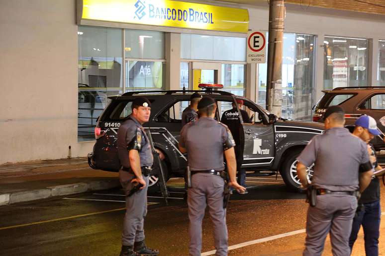 Cinco suspeitos foram mortos e outros dois foram presos depois de tentarem roubar um banco em Franco da Rocha (SP), na madrugada desta segunda-feira (28).