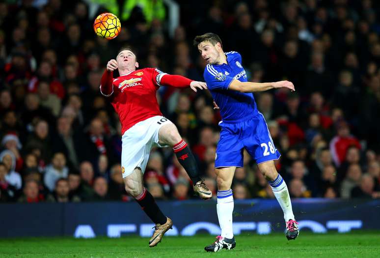 Rooney (à esquerda), do Manchester United, disputa lance com Azpilicueta, do Chelsea