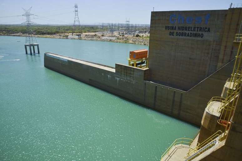 Sobradinho - A Usina Hidrelétrica de Sobradinho tem capacidade total de 1050 megawatts, mas com a falta de água só tem sido possível gerar cerca de 160 megawatts 