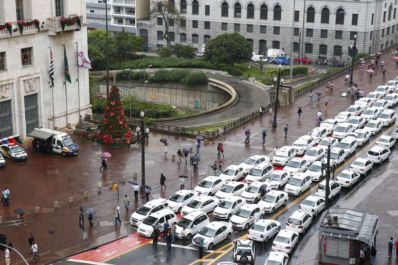 Taxistas protestam na manhã desta terça-feira (29) contra proposta da Prefeitura para regular o transporte feito por meio do aplicativo Uber.