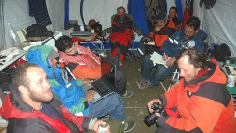 Em dias de muita neve, resta à equipe ficar na barraca até passar o mau tempo