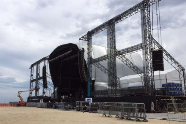 No palco, com 65 metros de extens&atilde;o, o p&uacute;blico vai poder fazer a contagem regressiva acompanhando telas de luzes de LED. Elas formar&atilde;o um rel&oacute;gio digital