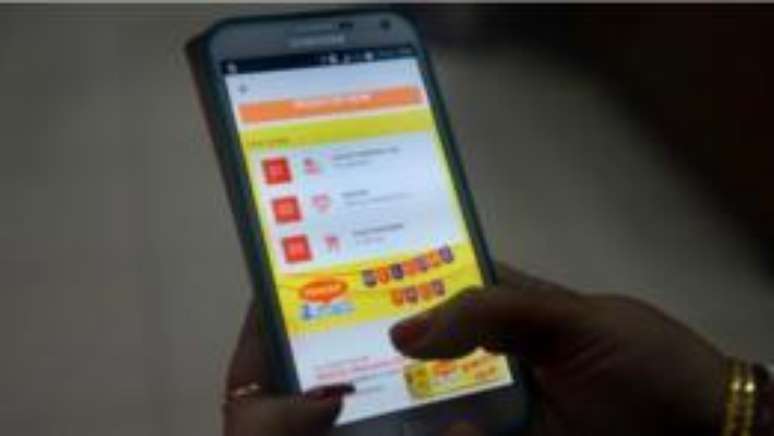 Por terem frequente e constante contato com as m&atilde;os, as telas de celular tamb&eacute;m podem acumular bact&eacute;rias