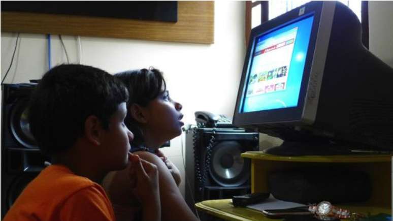 Irmãos passam o tempo jogando no computador ou assistindo à TV