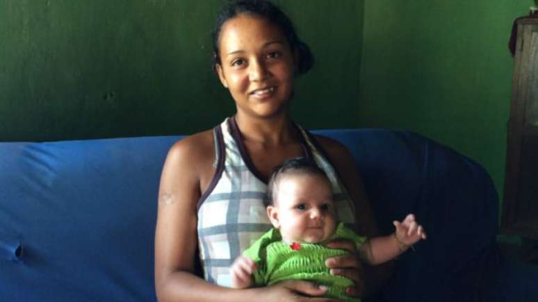 Exame médico em Recife descartou a microcefalia na bebê de Ana Paula, que vive na zona rural de Itapetim