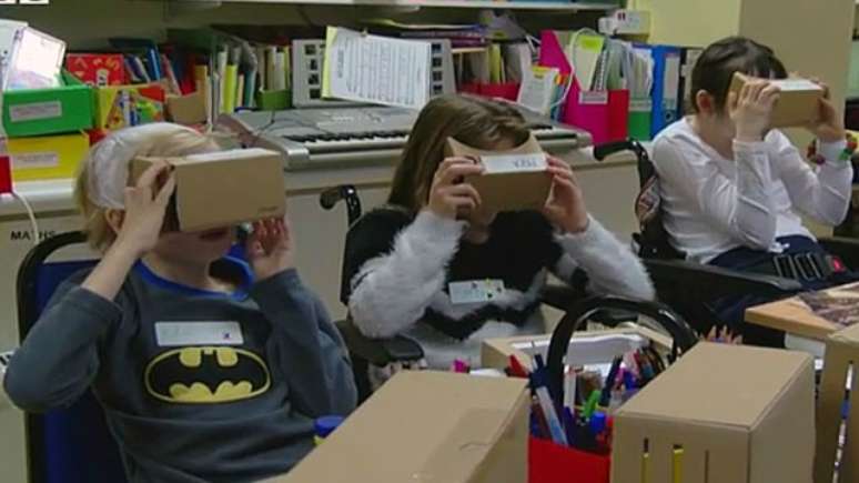 Jovens pacientes experimentam um tour por uma galeria de arte com ajuda do Cardboard VR headset do Google