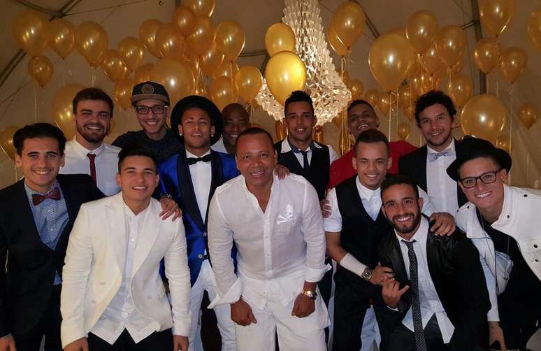 Neymar posa com o pai e amigos durante festa de Ano-Novo em sua casa