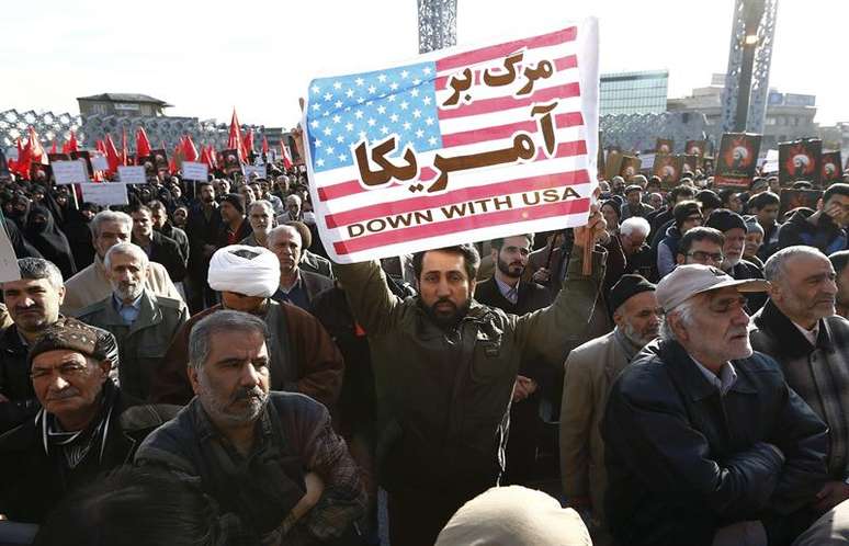 Com cartazes e retratos, manifestantes iranianos protestaram contra a execução de Nimr Baqir al Nimr