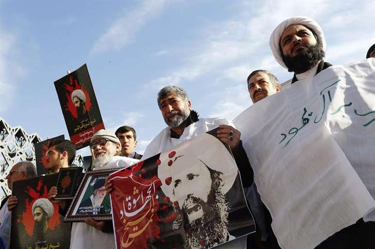 Com cartazes e retratos, manifestantes iranianos protestaram contra a execução de Nimr Baqir al Nimr