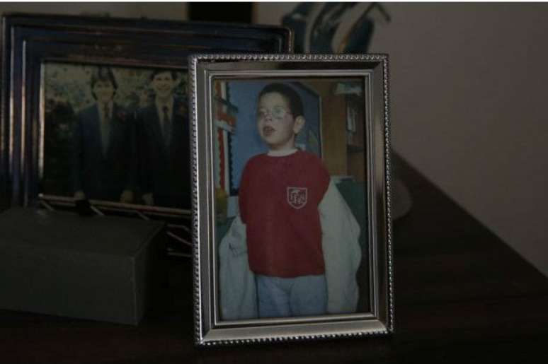 Fotos de família estão espalhadas pelo apartamento de Graham, como a do filho, Alex, que morreu aos nove anos