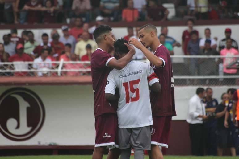 Francy Pierre se destacou entre os jogadores haitianos e chorou ap&oacute;s o fim da partida