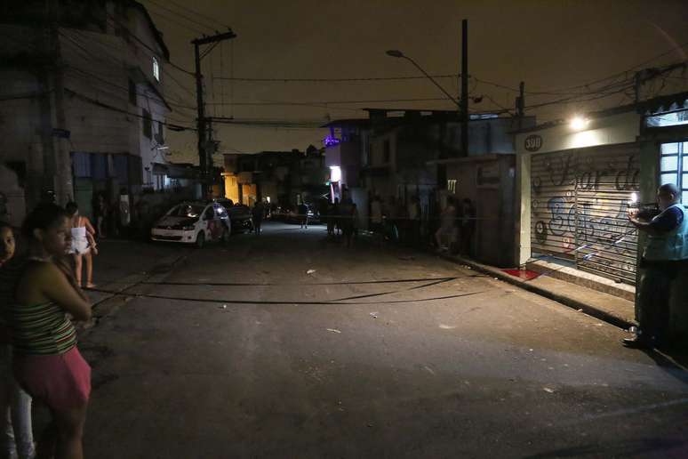 Quatro pessoas foram mortas e uma ficou ferida após ataque a um bar na rua Domingos de Abreuna no bairro da Vila Galvão, em Guarulhos, SP, na madrugada do dia 2 de janeiro.