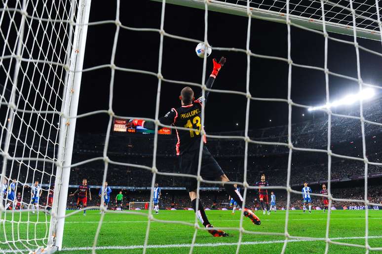 Goleiro Pau López não consegue evitar segundo gol de Messi