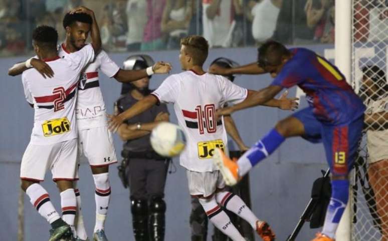 O artilheiro Joanderson marcou dois na vitória de 7 a 0 do São Paulo que selou sua classificação para a próxima fase da Copa São Paulo de Futebol Júnior