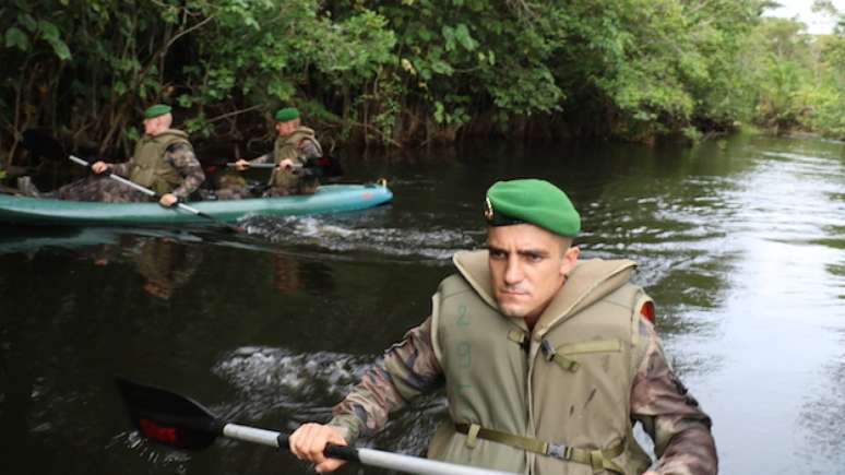 Legionários de origem sérvia e ucraniana fazem patrulha em caiaque no rio Kourou