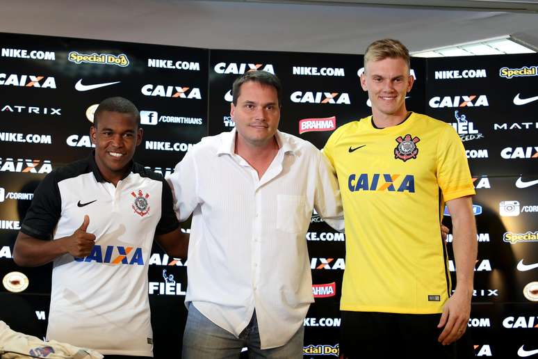 Corinthians apresentou dois reforços após o desmanche sofrido esta semana: o meia Alan Mineiro e o goleiro Douglas